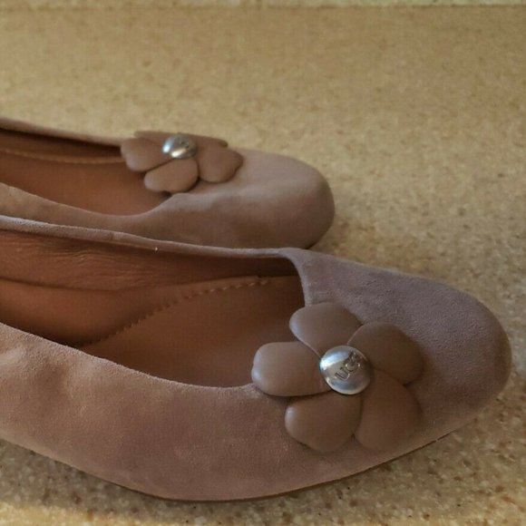 UGGS AUSTRALIA LADIES BIEGE SLIP-ON SHOES 9.5 - Picture 1 of 5